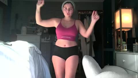 brunettebaby040 online show from October 1, 8:25 pm