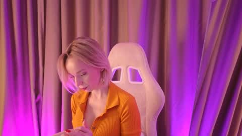 Snapshot of bubbling_crush chatting on February 11, 11:54 pm bubbling_crush online show from February 11, 11:54 pm