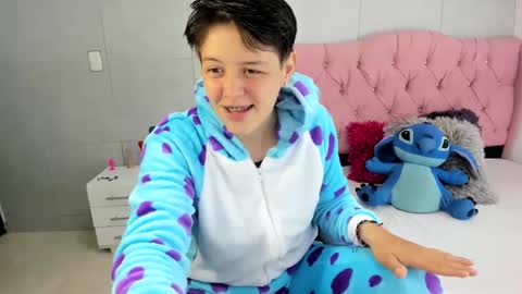 Snapshot of bug2025 chatting on October 8, 3:00 am bug2025 online show from October 8, 3:00 am