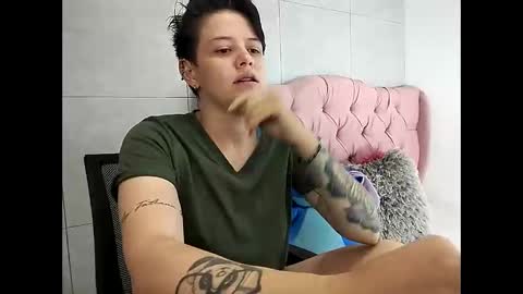 Snapshot of bug2025 chatting on October 30, 2:25 am bug2025 online show from October 30, 2:25 am