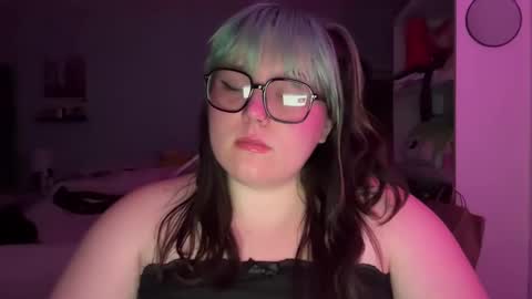 Snapshot of bumblebeebuzzer chatting on February 16, 2:11 am bumblebeebuzzer online show from February 16, 2:11 am