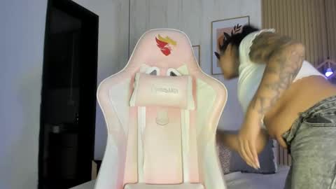 Snapshot of cameroncollinss chatting on October 6, 8:13 pm Cameron  online show from October 6, 8:13 pm