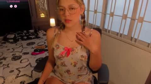 Snapshot of cami_hunter chatting on December 10, 1:22 pm online show from December 10, 1:22 pm