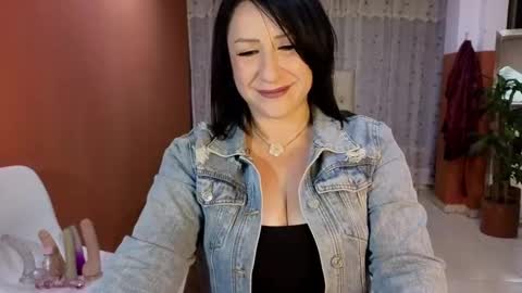 Snapshot of camil_milfdream chatting on September 12, 10:35 am Camil online show from September 12, 10:35 am