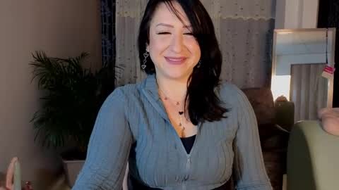 Snapshot of camil_milfdream chatting on February 27, 10:15 am Camil online show from February 27, 10:15 am