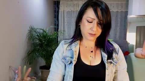 Snapshot of camil_milfdream chatting on February 20, 10:27 am Camil online show from February 20, 10:27 am