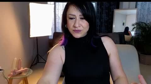 Snapshot of camil_milfdream chatting on January 12, 11:17 am Camil online show from January 12, 11:17 am