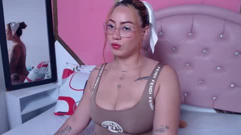 Snapshot of camila_sweet_3 chatting on February 25, 10:59 am Camila online show from February 25, 10:59 am