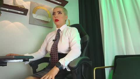 Snapshot of camilaachain chatting on October 18, 5:43 am online show from October 18, 5:43 am