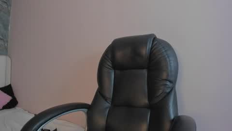 Snapshot of camillen_pettid chatting on March 9, 7:37 pm C A M I L L E N Help me get to the top online show from March 9, 7:37 pm