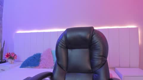 Snapshot of camillen_pettid chatting on September 12, 10:28 pm C A M I L L E N Help me get to the top online show from September 12, 10:28 pm