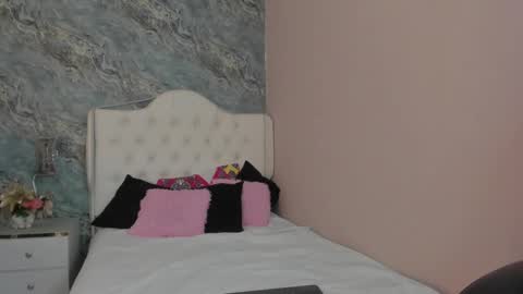 Snapshot of camillen_pettid chatting on March 2, 6:24 pm C A M I L L E N Help me get to the top online show from March 2, 6:24 pm