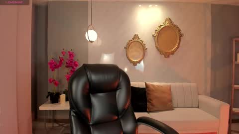 Snapshot of candaserussell chatting on October 9, 9:19 pm Candanse R online show from October 9, 9:19 pm