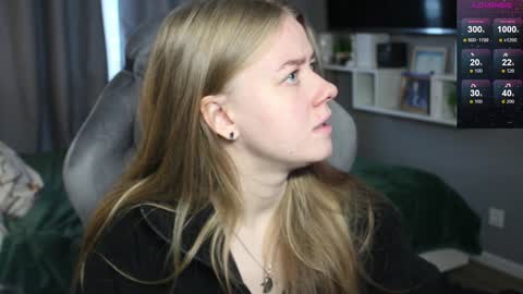 Snapshot of candy_meggie chatting on December 5, 10:44 am Megan online show from December 5, 10:44 am