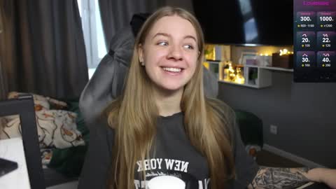 Snapshot of candy_meggie chatting on December 16, 10:18 am Megan online show from December 16, 10:18 am