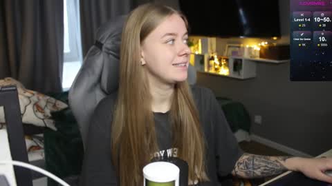 Snapshot of candy_meggie chatting on December 19, 10:13 am Megan online show from December 19, 10:13 am
