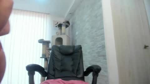 Snapshot of candy_queen81 chatting on October 29, 1:37 pm candy_queen81 online show from October 29, 1:37 pm