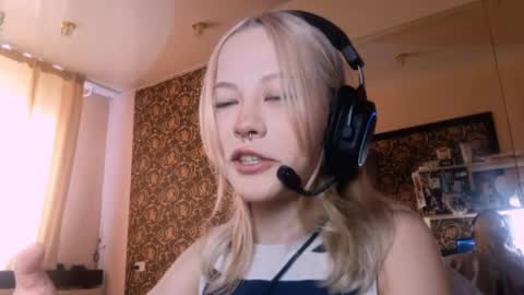 Mia online show from April 9, 11:26 am