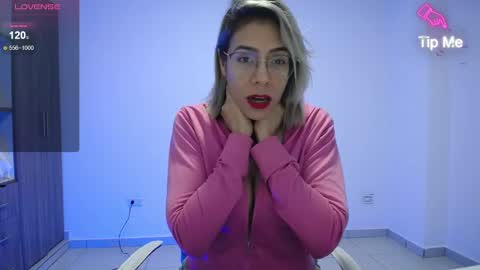 Snapshot of candydowson1 chatting on January 4, 10:49 am Candy Dowson online show from January 4, 10:49 am
