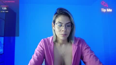 Snapshot of candydowson1 chatting on January 6, 11:07 am Candy Dowson online show from January 6, 11:07 am