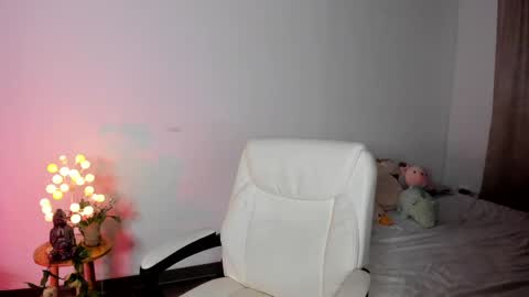 Snapshot of caramelo_xox chatting on February 15, 10:44 am online show from February 15, 10:44 am