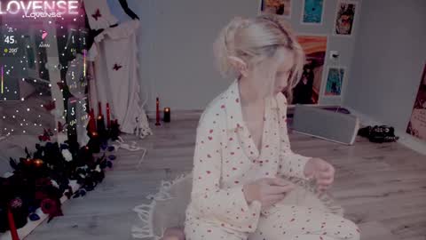 NONA    follow online show from November 11, 6:31 am