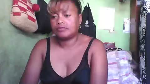 Snapshot of carinesexy69 chatting on December 22, 8:38 am carinesexy69 online show from December 22, 8:38 am