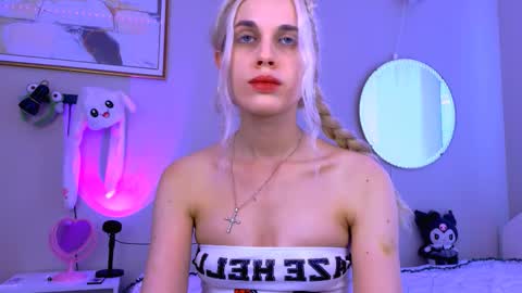 Snapshot of carmen__crybaby chatting on October 6, 7:58 am carmen__crybaby online show from October 6, 7:58 am