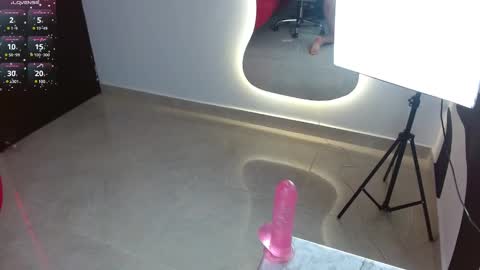 Snapshot of carolaine69_ chatting on February 12, 4:33 pm Caroline online show from February 12, 4:33 pm