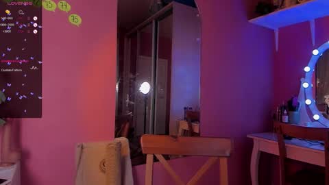 Snapshot of caroline_kiparis chatting on October 22, 9:20 pm Caro online show from October 22, 9:20 pm