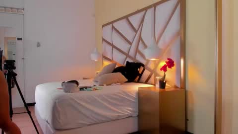 Snapshot of caroline_maldonado chatting on October 22, 12:21 pm Caroline online show from October 22, 12:21 pm