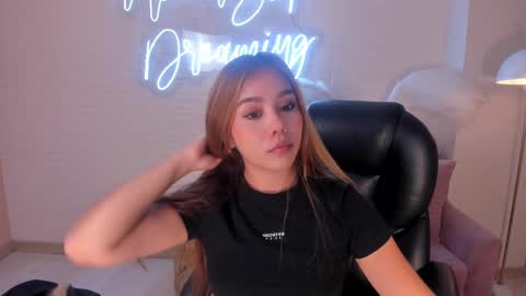 Snapshot of carolinegrace_ chatting on February 19, 10:45 am Caro online show from February 19, 10:45 am