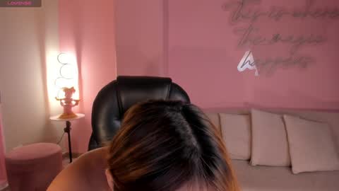 Snapshot of carolinegrace_ chatting on December 21, 3:25 am Caro online show from December 21, 3:25 am