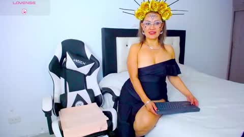 Snapshot of carolinnefiotti chatting on October 31, 6:45 pm CarolinneFiotti online show from October 31, 6:45 pm