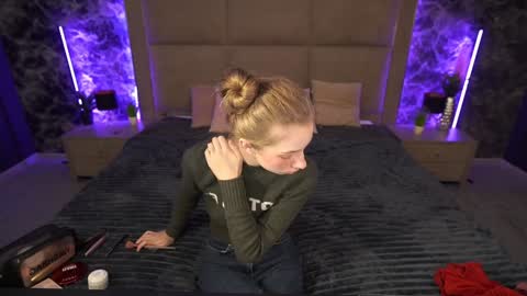 Carrie online show from December 9, 8:33 am