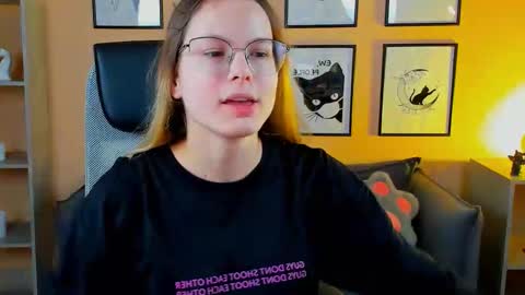 Snapshot of carrie_roses chatting on September 18, 4:33 am carrie_roses online show from September 18, 4:33 am