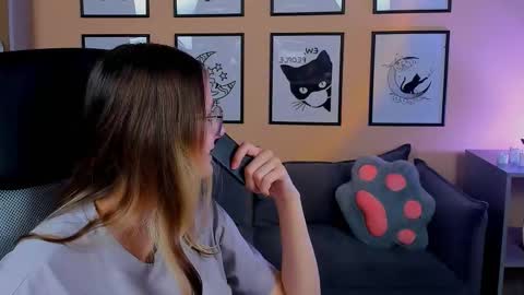 Snapshot of carrie_roses chatting on October 3, 5:34 am carrie_roses online show from October 3, 5:34 am