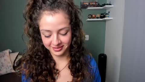 Snapshot of cassandra_caiin chatting on December 10, 9:43 pm Cassie online show from December 10, 9:43 pm