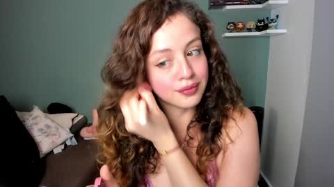 Snapshot of cassandra_caiin chatting on December 9, 7:39 pm Cassie online show from December 9, 7:39 pm