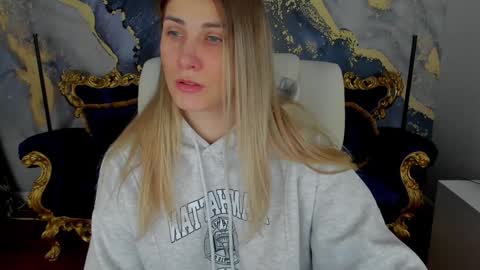 Snapshot of cassandragood chatting on February 7, 7:29 am Lena online show from February 7, 7:29 am