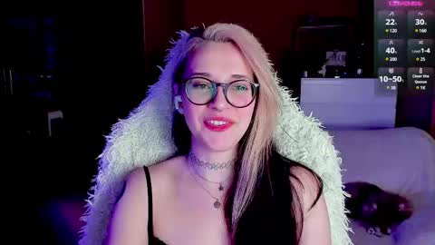 Snapshot of cassy_moore chatting on March 10, 4:28 am Ellie online show from March 10, 4:28 am