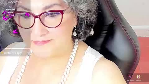 Snapshot of cataleya_mom_ chatting on October 25, 11:07 am cataleya online show from October 25, 11:07 am