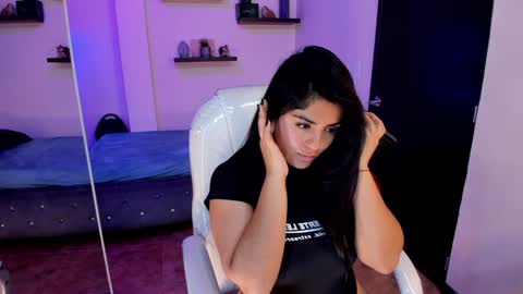 Snapshot of catalina_naughtyy chatting on December 15, 8:25 pm Catalina online show from December 15, 8:25 pm