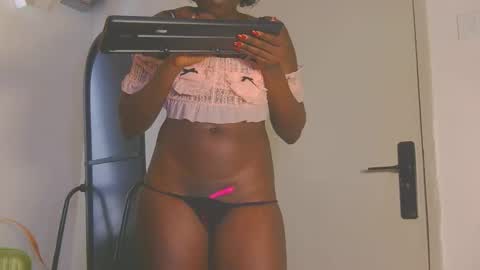 Snapshot of cathynoir chatting on October 17, 8:28 am catrine online show from October 17, 8:28 am