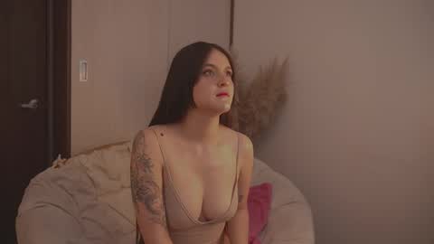 Diane Independent model online show from March 1, 6:11 pm