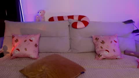 Snapshot of celin_summer chatting on December 9, 6:46 pm Celin online show from December 9, 6:46 pm