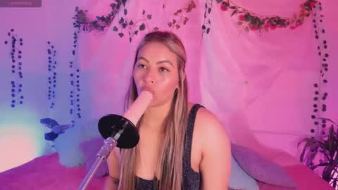 Hello guys my name is Sofi and Lizzie and  Vanessa online show from November 18, 1:17 am