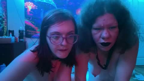 chainedmoonpup online show from September 17, 12:52 am