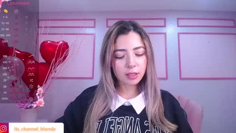 Snapshot of channel_blonde_a chatting on February 4, 4:39 pm channel_blonde_a online show from February 4, 4:39 pm