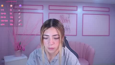 Snapshot of channel_blonde_a chatting on December 18, 5:00 pm channel_blonde_a online show from December 18, 5:00 pm